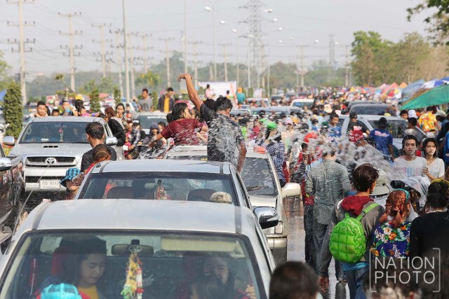 คึกคักไม่แพ้กัน! เล่นน้ำสงกรานต์ที่อยุธยา