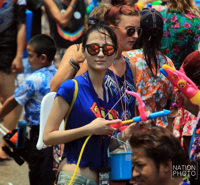 ปี๋ใหม่เมืองเจียงใหม่คึกคัก ชาวไทย-ต่างชาติเล่นน้ำอย่างสนุกสนาน