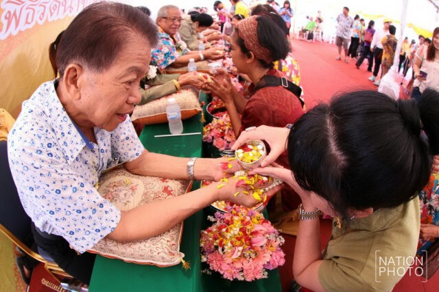 ประชาชนร่วมสรงน้ำพระพุทธสิหิงค์ ที่ท้องสนามหลวง