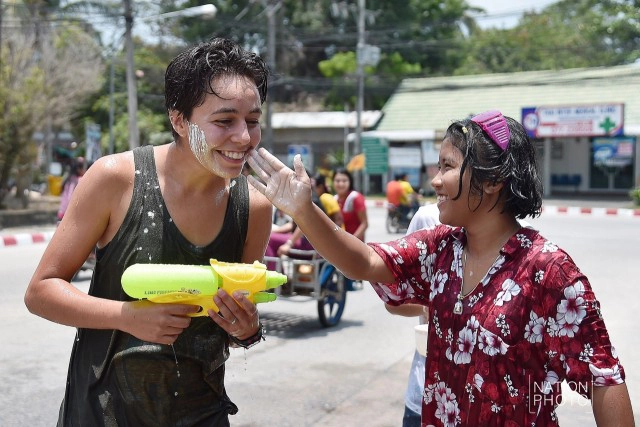 เกาะพะงัน เล่นน้ำสงกรานต์กันคึกคัก