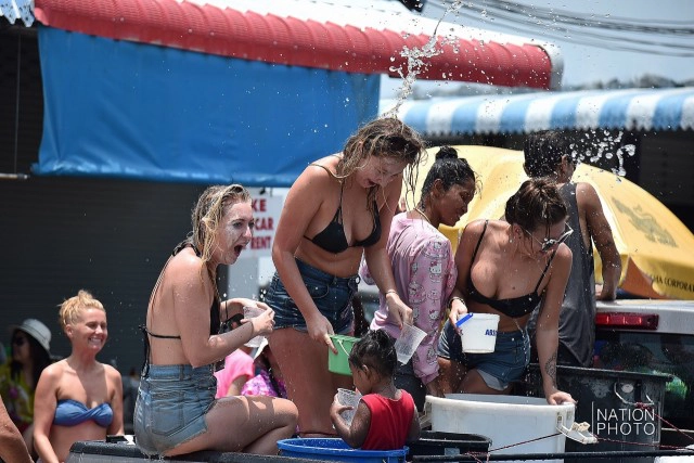 เกาะพะงัน เล่นน้ำสงกรานต์กันคึกคัก