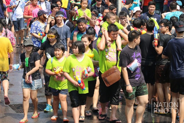 ภาพชุด : สงกรานต์ผ้าขาวม้า ชะชะช่า ที่สยามสแควร์