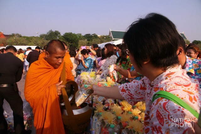 ประชาชนร่วมสรงน้ำพระพุทธสิหิงค์ ที่ท้องสนามหลวง