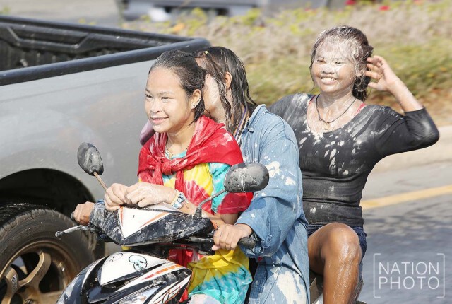 คึกคักไม่แพ้กัน! เล่นน้ำสงกรานต์ที่อยุธยา