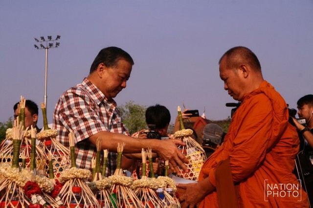 ประชาชนร่วมสรงน้ำพระพุทธสิหิงค์ ที่ท้องสนามหลวง