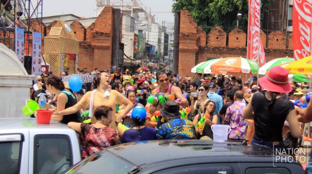 ปี๋ใหม่เมืองเจียงใหม่คึกคัก ชาวไทย-ต่างชาติเล่นน้ำอย่างสนุกสนาน