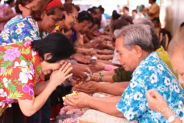 ประชาชนร่วมสรงน้ำพระพุทธสิหิงค์ ที่ท้องสนามหลวง