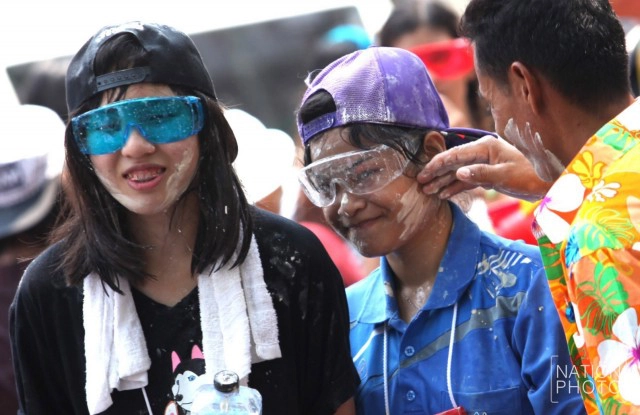 คึกคักเช่นเคย! เล่นน้ำสงกรานต์ ที่ถนนข้าวสาร