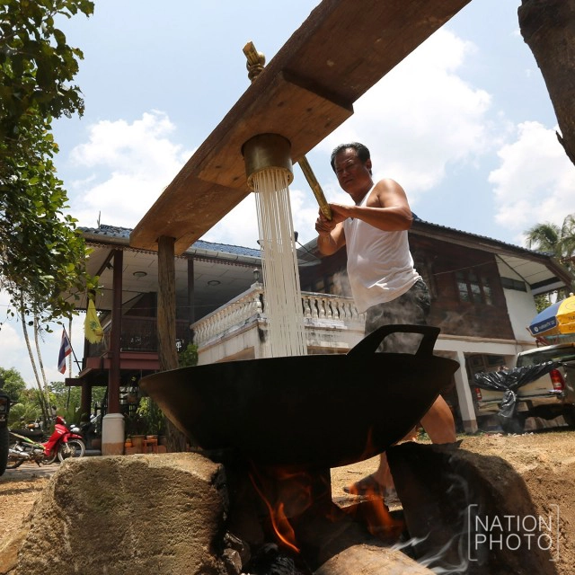 สืบสานการทำขนมจีนด้วยวิธีโบราณ