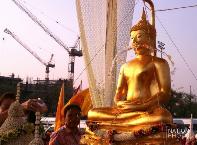 ประชาชนร่วมสรงน้ำพระพุทธสิหิงค์ ที่ท้องสนามหลวง