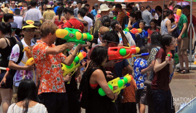 ปี๋ใหม่เมืองเจียงใหม่คึกคัก ชาวไทย-ต่างชาติเล่นน้ำอย่างสนุกสนาน