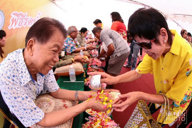 ประชาชนร่วมสรงน้ำพระพุทธสิหิงค์ ที่ท้องสนามหลวง