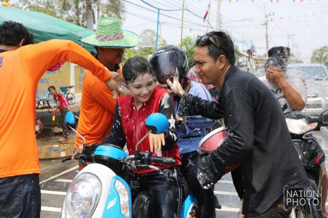 ปทุมธานี ผู้คนเล่นน้ำสงกรานต์อย่างสนุกสนาน