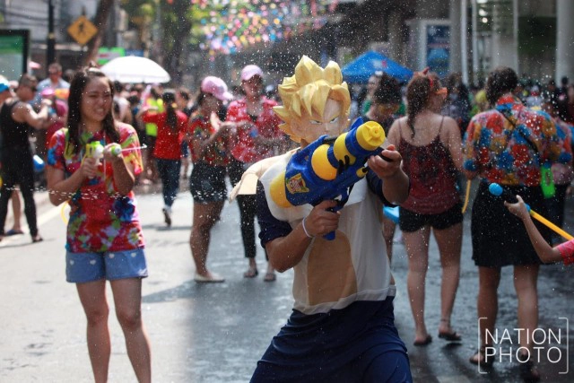 ปชช.แห่เล่นสงกรานต์สีลม วันสุดท้าย สนุกสนาน