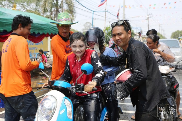 ปทุมธานี ผู้คนเล่นน้ำสงกรานต์อย่างสนุกสนาน