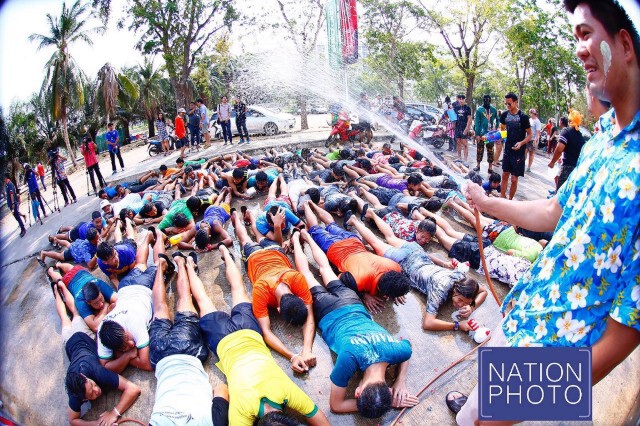 "มิ้ว'' จิระพงศ์ ลมกรดหนุ่มทีมชาติไทย 
สรงน้ำพระรดน้ำผู้ใหญ่ในสมาคมกรีฑา