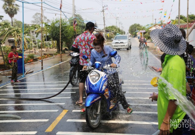 ปทุมธานี ผู้คนเล่นน้ำสงกรานต์อย่างสนุกสนาน