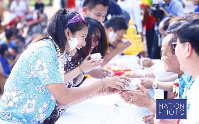 "มิ้ว'' จิระพงศ์ ลมกรดหนุ่มทีมชาติไทย 
สรงน้ำพระรดน้ำผู้ใหญ่ในสมาคมกรีฑา