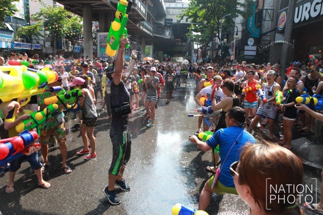 ปชช.แห่เล่นสงกรานต์สีลม วันสุดท้าย สนุกสนาน