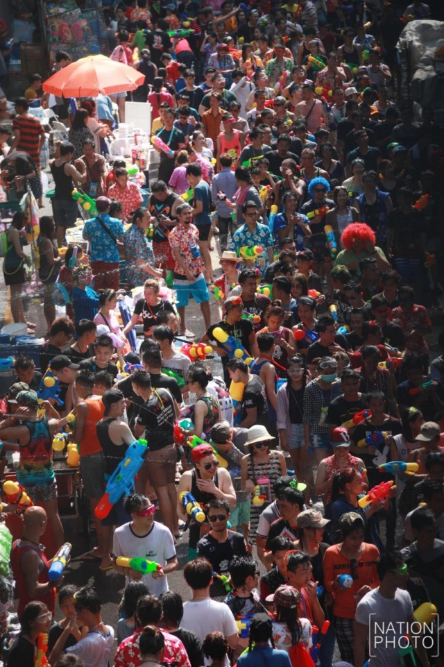 ปชช.แห่เล่นสงกรานต์สีลม วันสุดท้าย สนุกสนาน