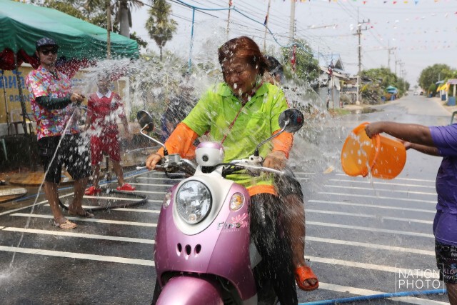 ปทุมธานี ผู้คนเล่นน้ำสงกรานต์อย่างสนุกสนาน