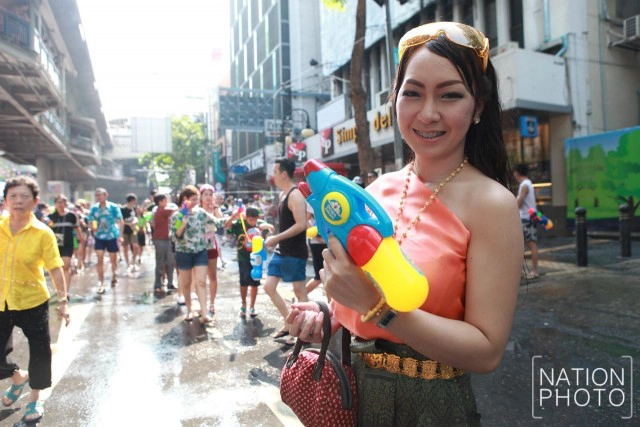 ปชช.แห่เล่นสงกรานต์สีลม วันสุดท้าย สนุกสนาน