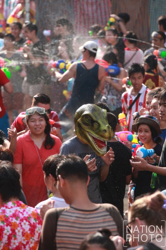 สงกรานต์สยามสแควร์ วันที่ 2 สุดคึกคัก