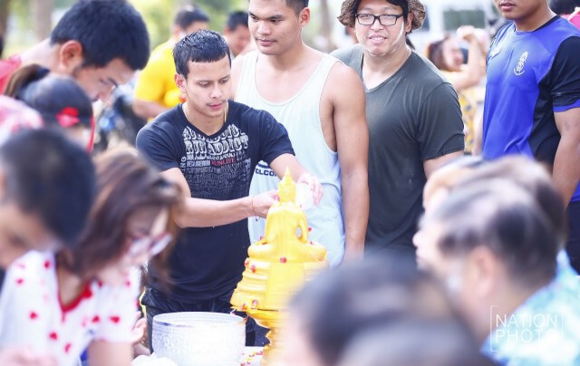 "มิ้ว'' จิระพงศ์ ลมกรดหนุ่มทีมชาติไทย 
สรงน้ำพระรดน้ำผู้ใหญ่ในสมาคมกรีฑา
