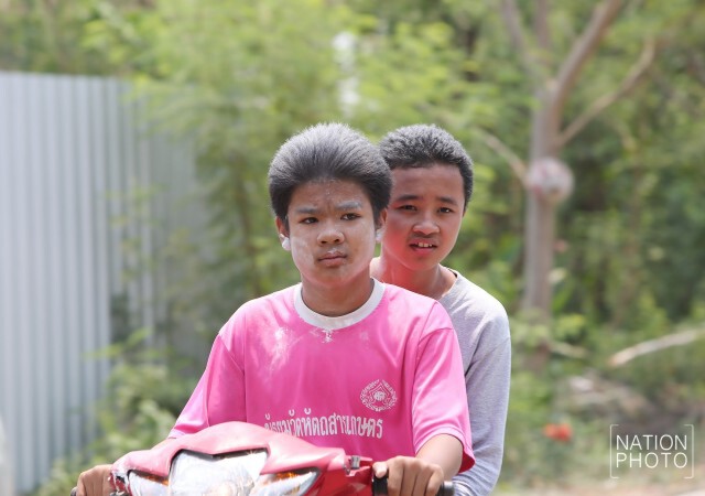 ปทุมธานี ผู้คนเล่นน้ำสงกรานต์อย่างสนุกสนาน