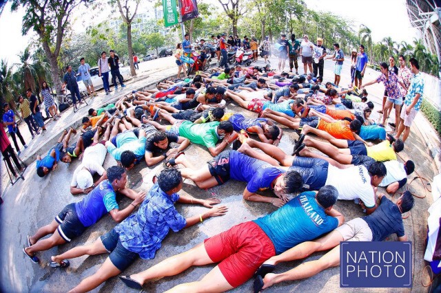 "มิ้ว'' จิระพงศ์ ลมกรดหนุ่มทีมชาติไทย 
สรงน้ำพระรดน้ำผู้ใหญ่ในสมาคมกรีฑา