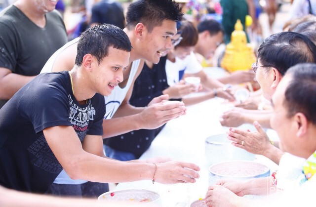 "มิ้ว'' จิระพงศ์ ลมกรดหนุ่มทีมชาติไทย 
สรงน้ำพระรดน้ำผู้ใหญ่ในสมาคมกรีฑา