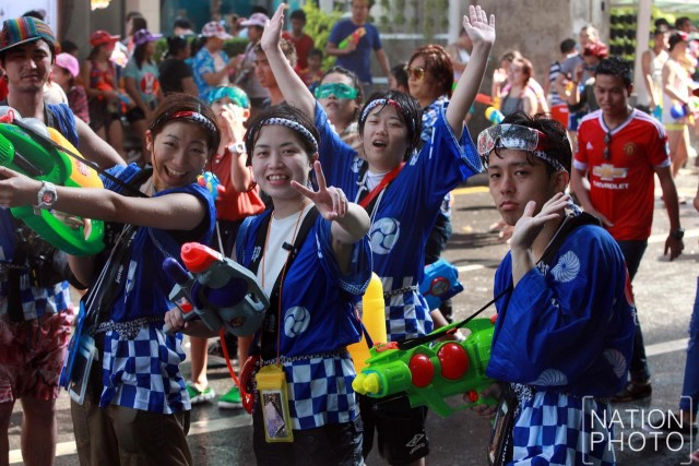 ปชช.แห่เล่นสงกรานต์สีลม วันสุดท้าย สนุกสนาน