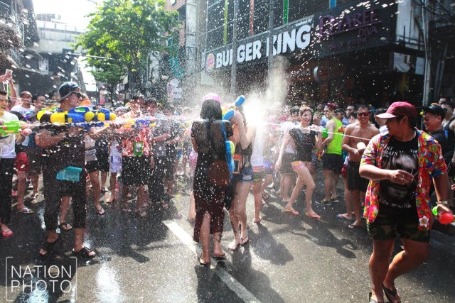 ปชช.แห่เล่นสงกรานต์สีลม วันสุดท้าย สนุกสนาน