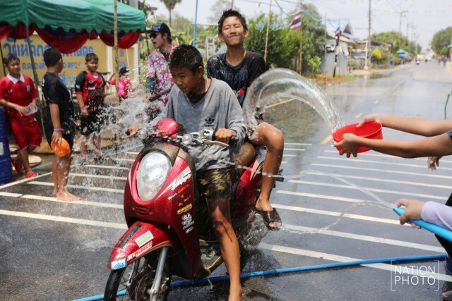 ปทุมธานี ผู้คนเล่นน้ำสงกรานต์อย่างสนุกสนาน