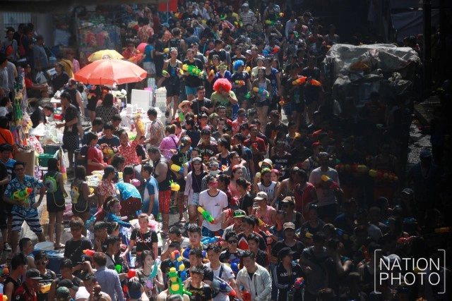 ปชช.แห่เล่นสงกรานต์สีลม วันสุดท้าย สนุกสนาน