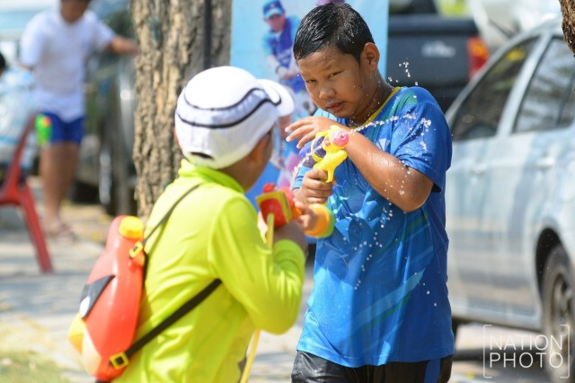 นักเทนนิสเยาวชน เล่นน้ำคลายร้อนหลังเสร็จการแข่งขัน