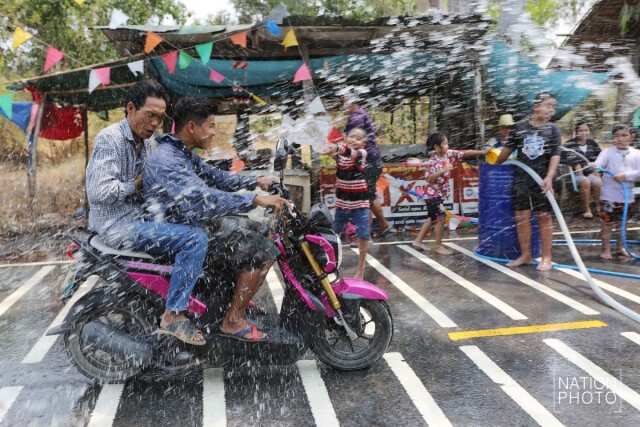 ปทุมธานี ผู้คนเล่นน้ำสงกรานต์อย่างสนุกสนาน