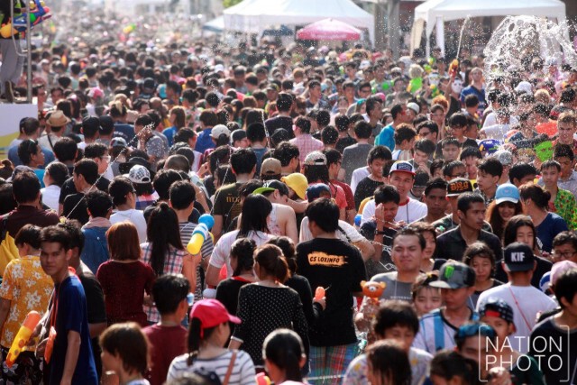 สงกรานต์สยามสแควร์ วันที่ 2 สุดคึกคัก