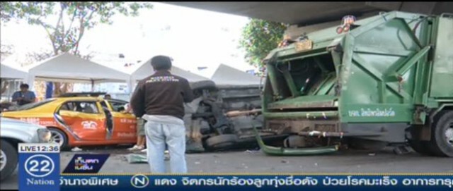รถขยะเบรคแตก ชน แท็กซี่ 4 คันหน้า RCA