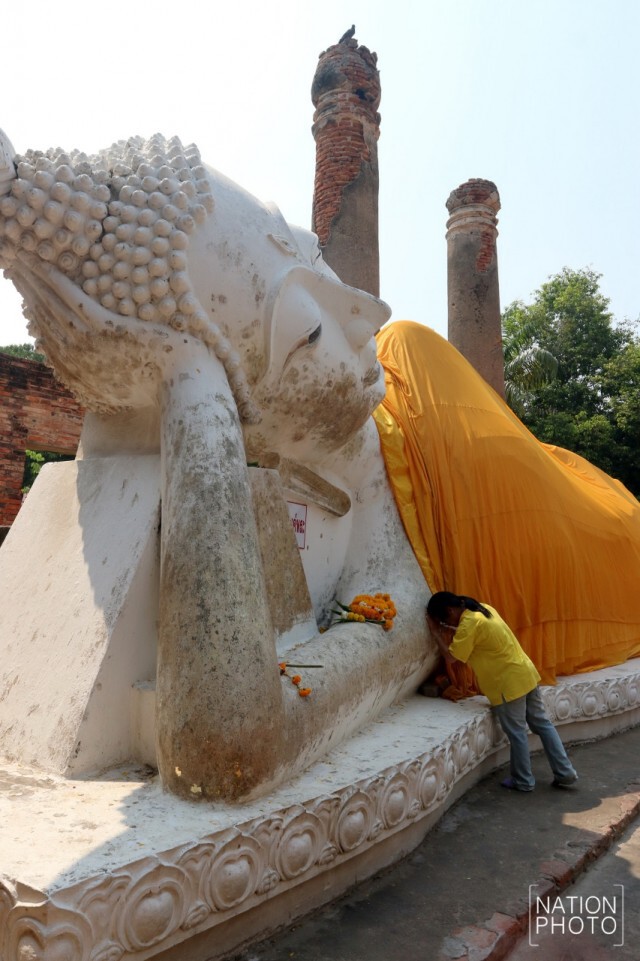 ไหว้พระขอพรที่วัดใหญ่ชัยมงคล ช่วงเทศกาลสงกรานต์