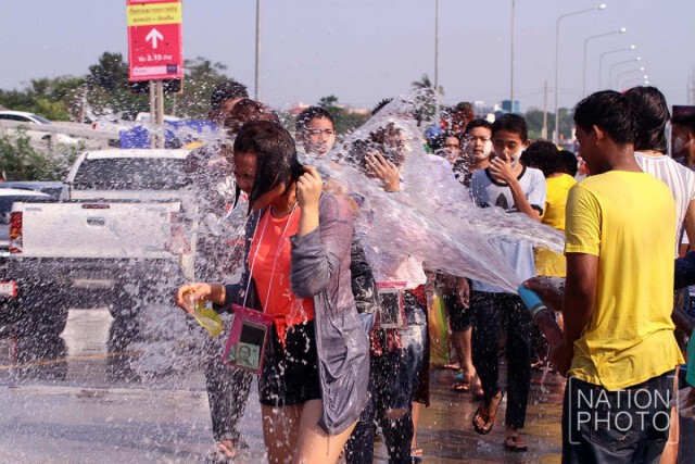 เล่นสงกรานต์วันที่ 3 ถนนเลียบคลองทวีวัฒนา