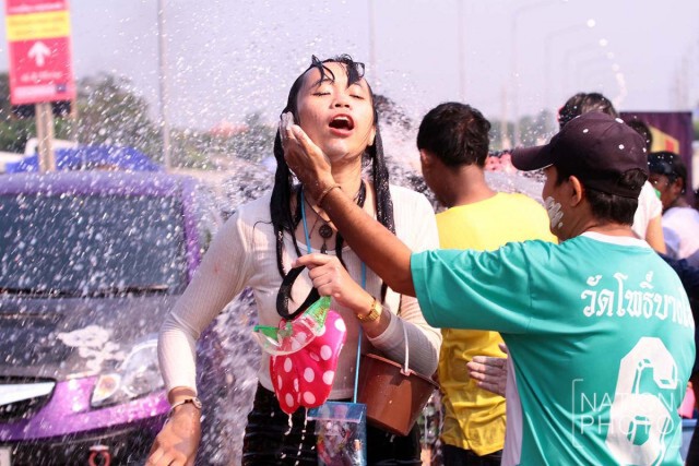 เล่นสงกรานต์วันที่ 3 ถนนเลียบคลองทวีวัฒนา