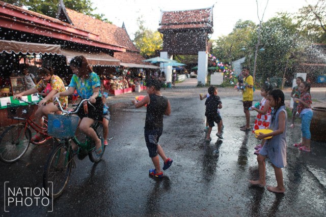 เล่นน้ำสงกรานต์ที่เมืองโบราณ