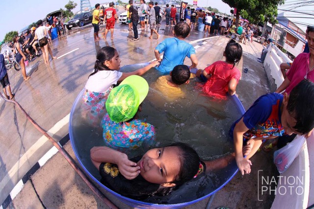 เล่นสงกรานต์วันที่ 3 ถนนเลียบคลองทวีวัฒนา