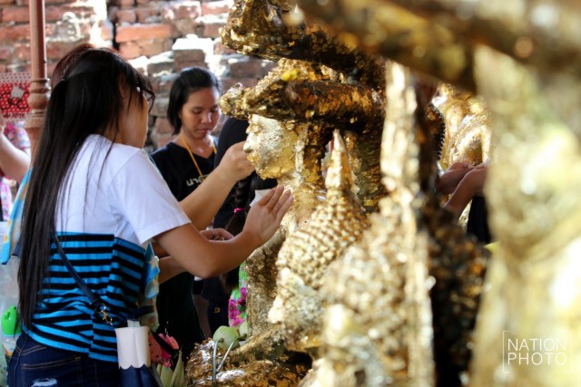 ไหว้พระขอพรที่วัดใหญ่ชัยมงคล ช่วงเทศกาลสงกรานต์