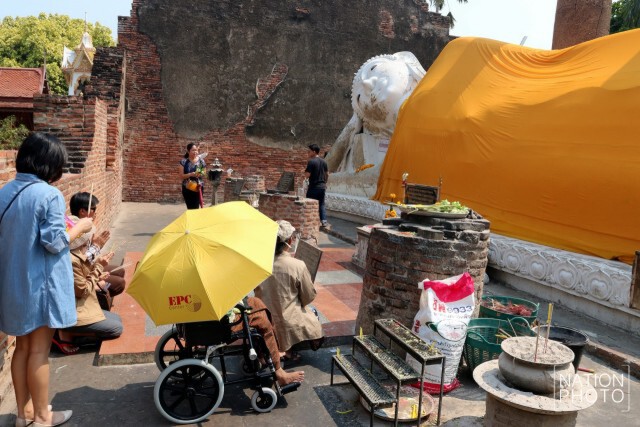 ไหว้พระขอพรที่วัดใหญ่ชัยมงคล ช่วงเทศกาลสงกรานต์