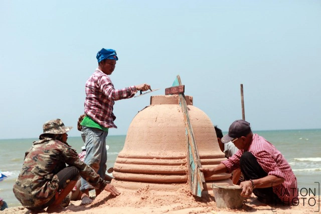 งานประเพณีก่อพระทรายวันไหลบางแสน