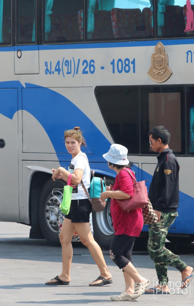 ผู้คนทยอยกลับจากภูมิลำเนา ที่สถานีขนส่งผู้โดยสารหมอชิต ยังไม่หนาแน่น