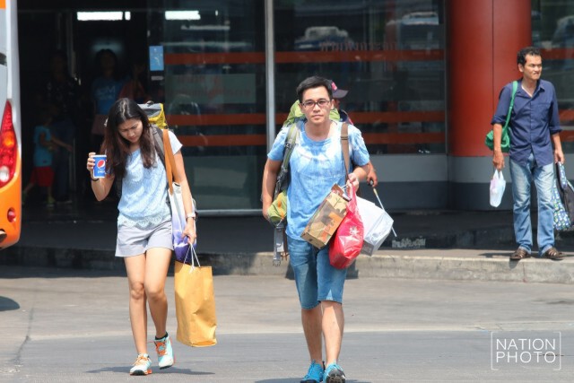 ผู้คนทยอยกลับจากภูมิลำเนา ที่สถานีขนส่งผู้โดยสารหมอชิต ยังไม่หนาแน่น