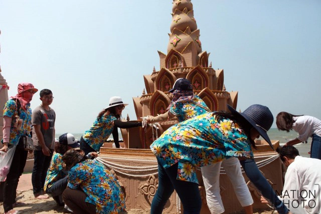 งานประเพณีก่อพระทรายวันไหลบางแสน